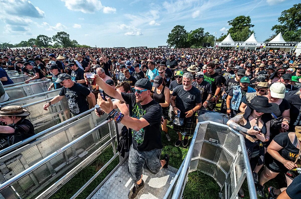Wacken admission gate photograph of crowd.